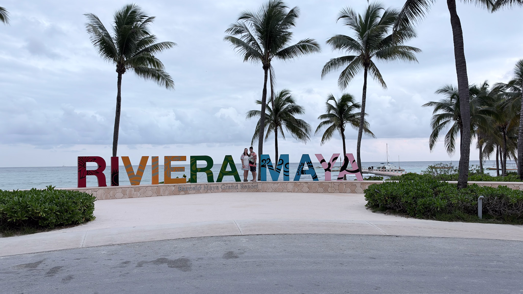 Erika y Nico en las letras de Riviera Maya frente al mar Caribe en Barceló Maya Grand Resort